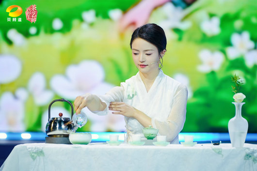 茶韵匠心 师者芳华——青苏职中张凡老